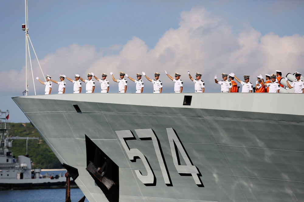 中国海军第二十一批护航编队从三亚起航