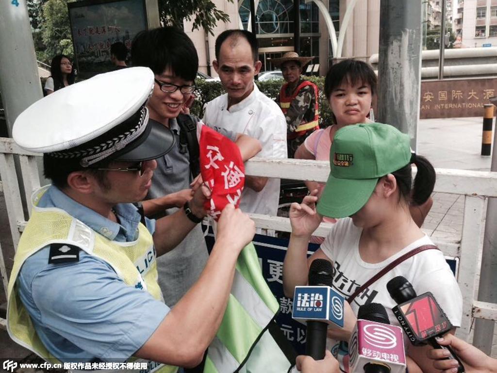 深圳：市民闯红灯要戴绿帽执勤 有人宁愿被罚款