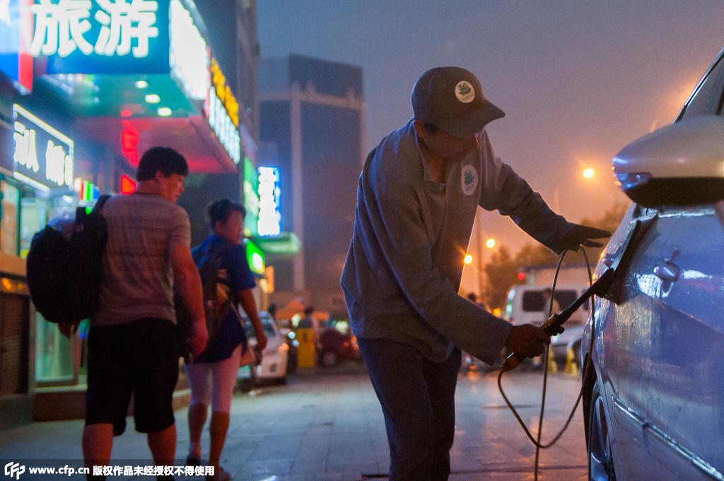 2015年8月4日，北京，由于他们独特的工作方式，经常会引来路人侧目。