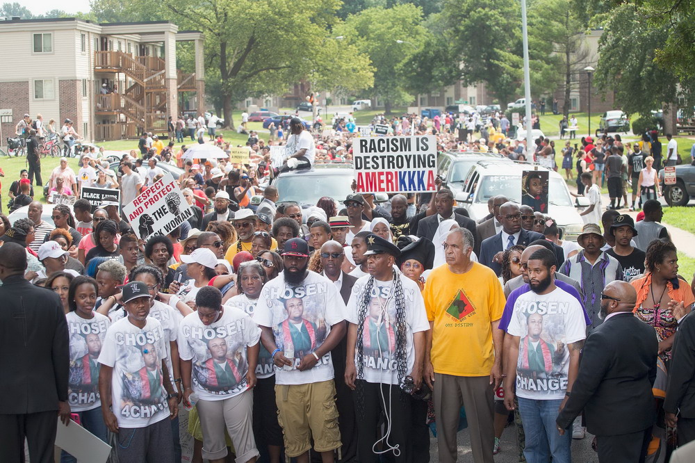 8月9日，在美国密苏里州弗格森市，黑人青年迈克尔・布朗的父亲（前排中）走在游行集会队伍前列。