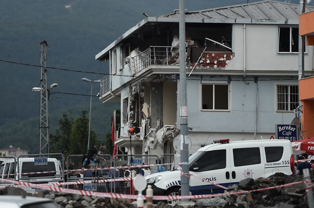 8月10日，在土耳其伊斯坦布尔，一辆警车停靠在发生爆炸的警察局外。