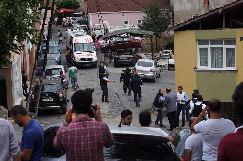8月10日，警察在美国驻伊斯坦布尔总领馆附近维持秩序。