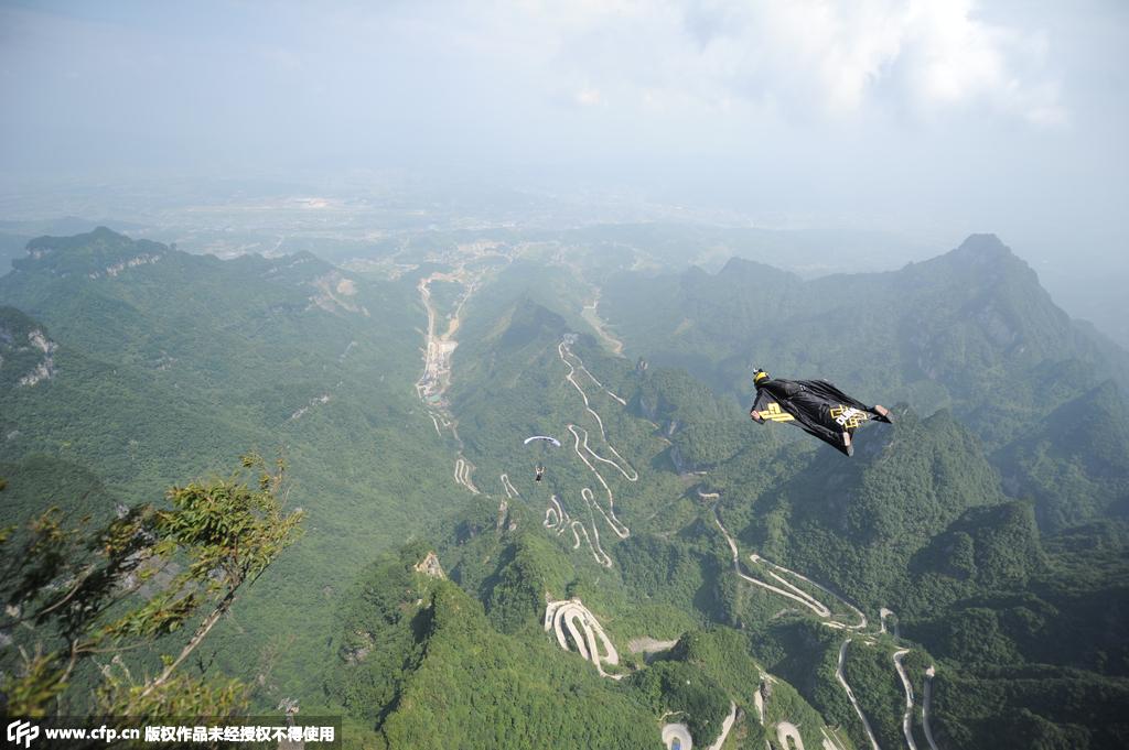 2015年8月11日，湖南张家界，翼装飞行运动员艾斯朋和高空跳伞运动员比约恩两人，在天门山挑战“翼装飞毯”高空极限运动成功。/CFP