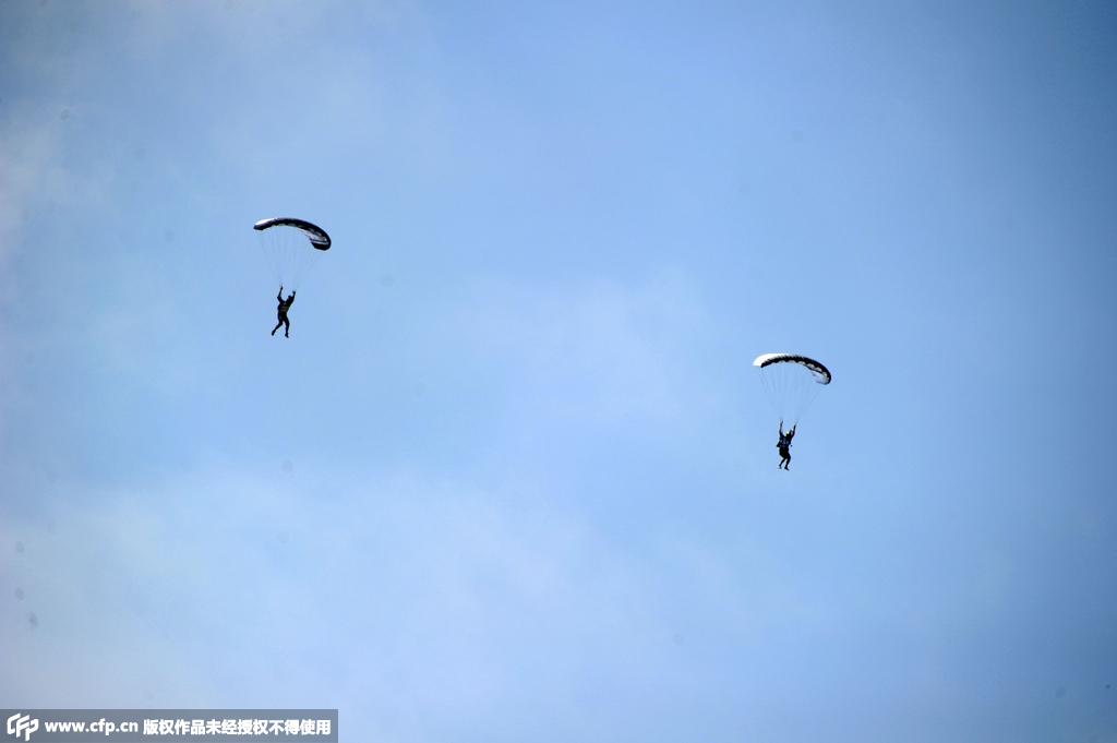 2015年8月11日，湖南张家界，翼装飞行运动员艾斯朋和高空跳伞运动员比约恩两人，在天门山挑战“翼装飞毯”高空极限运动成功。/CFP
