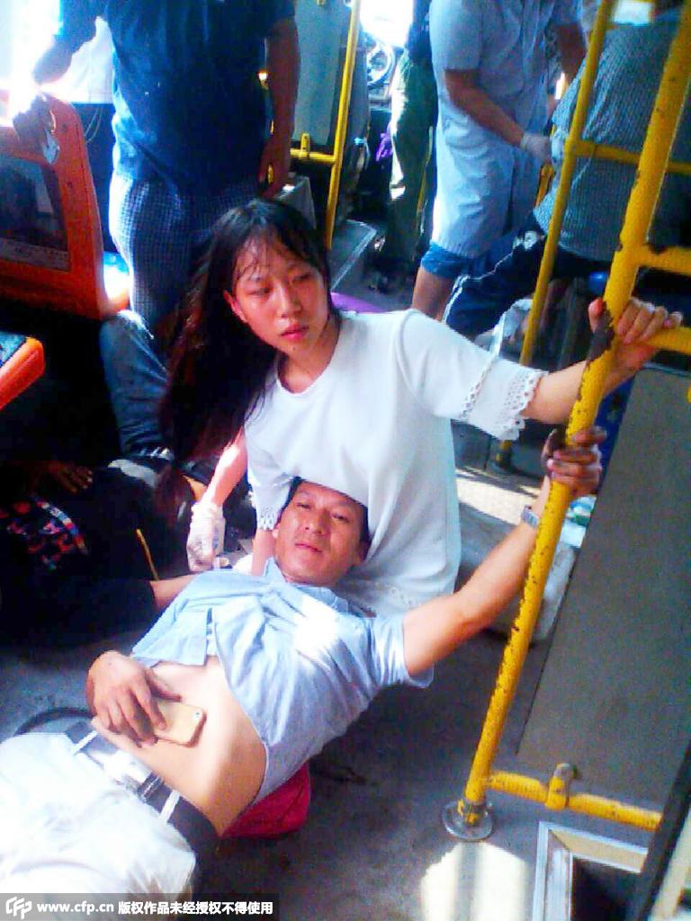 重庆15岁准护士双腿跪地当靠垫救人 获赞“最美少女”