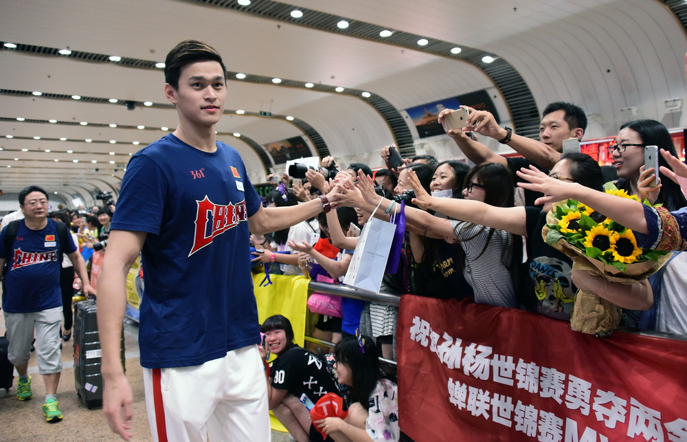 8月11日， 中国游泳队队员孙杨抵达机场。
