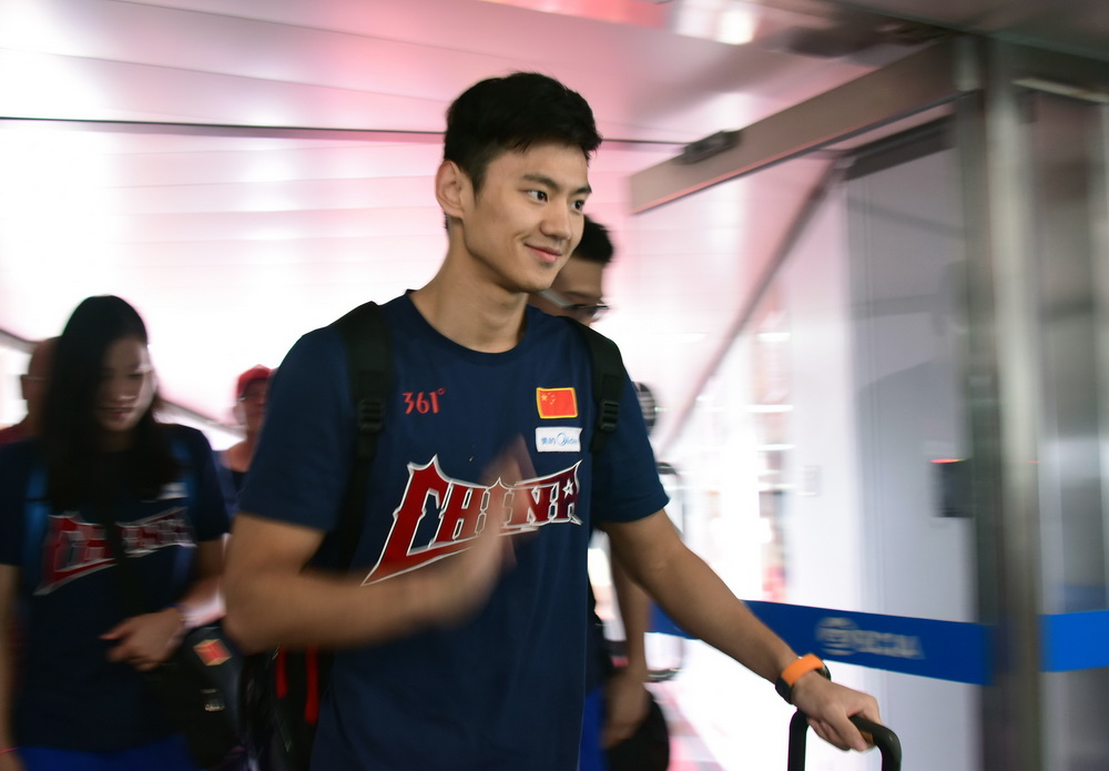 8月11日，中国游泳队队员宁泽涛抵达机场。 