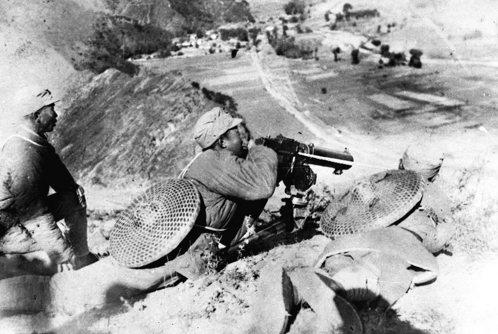 1937年的山西平型关战役，是八路军开赴抗日前线后的首次大捷，也是中国抗战史上第一次大胜利。图为平型关战斗中，115师某部的机枪阵地
