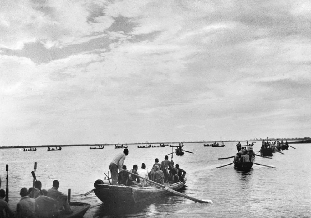 这是抗日战争中活跃在冀中白洋淀上的水上游击队――雁翎队。 
