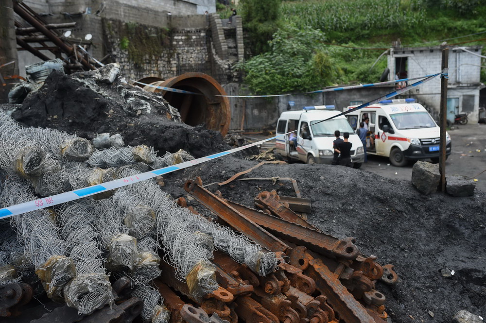 8月12日，医疗车辆停放在事故煤矿洞口。