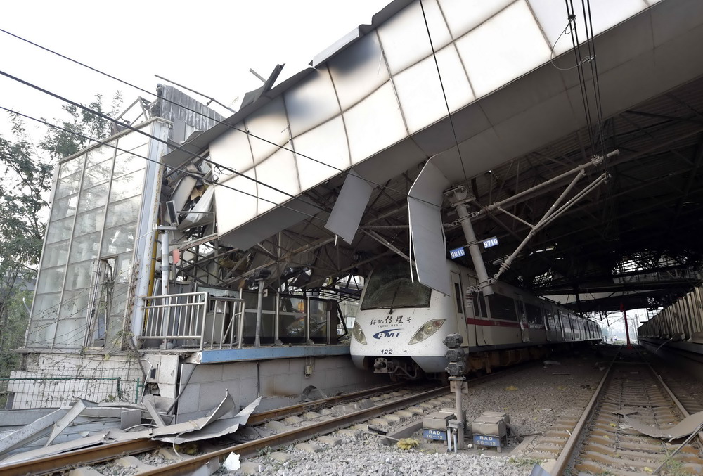 8月13日，距离爆炸现场最近的津滨轻轨东海路站被震毁。