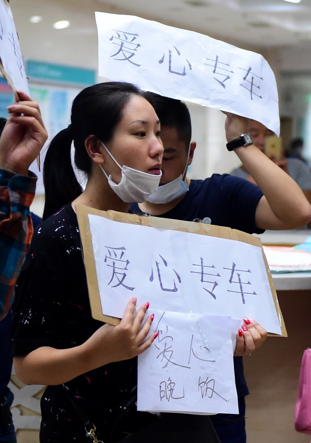 8月13日，志愿者在天津一家医院等候为伤者服务。