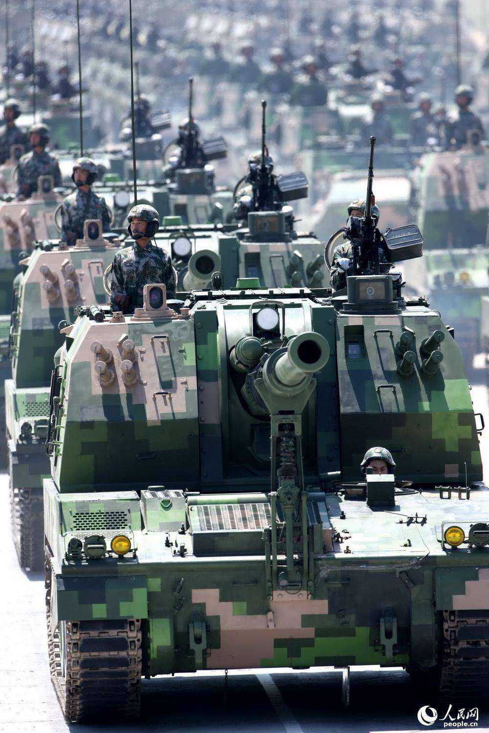 2009年国庆阅兵中的履带自行加榴炮方队.乔天富摄