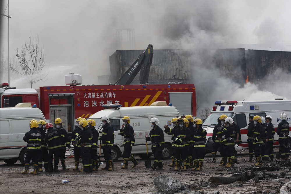 天津滨海爆炸事故现场新区灭火进行时