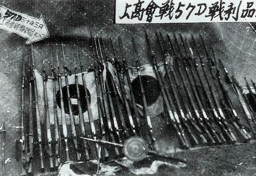 20年代经济危机_...机笼罩下的英国小镇:诺森伯兰郡的林茅斯冶炼厂内一群围坐攀谈...(2)
