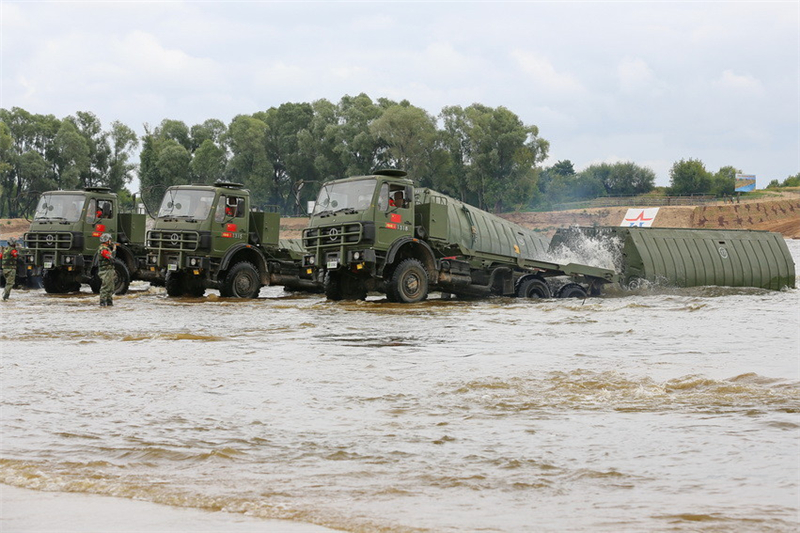 解放军赴俄参赛重型舟桥装备上演水上变形