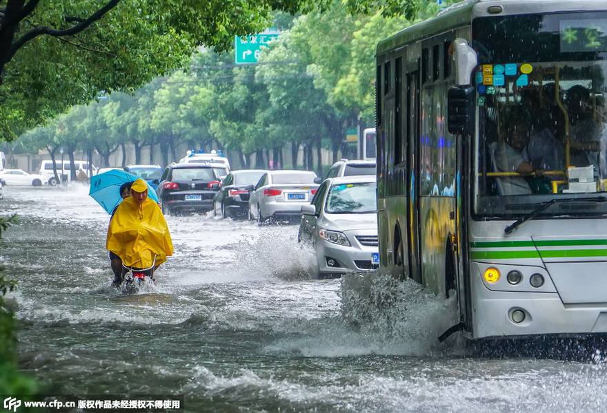 上海遭暴雨侵袭多处路段积水严重