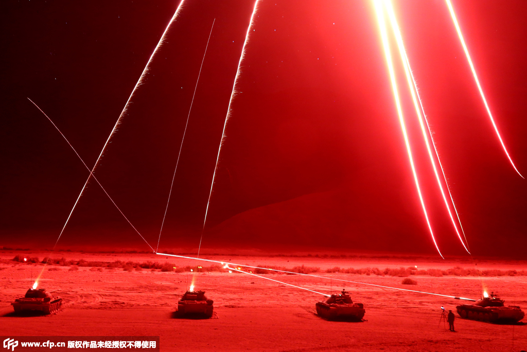 新疆军区某装甲团跨昼夜连番开火 演习场景似