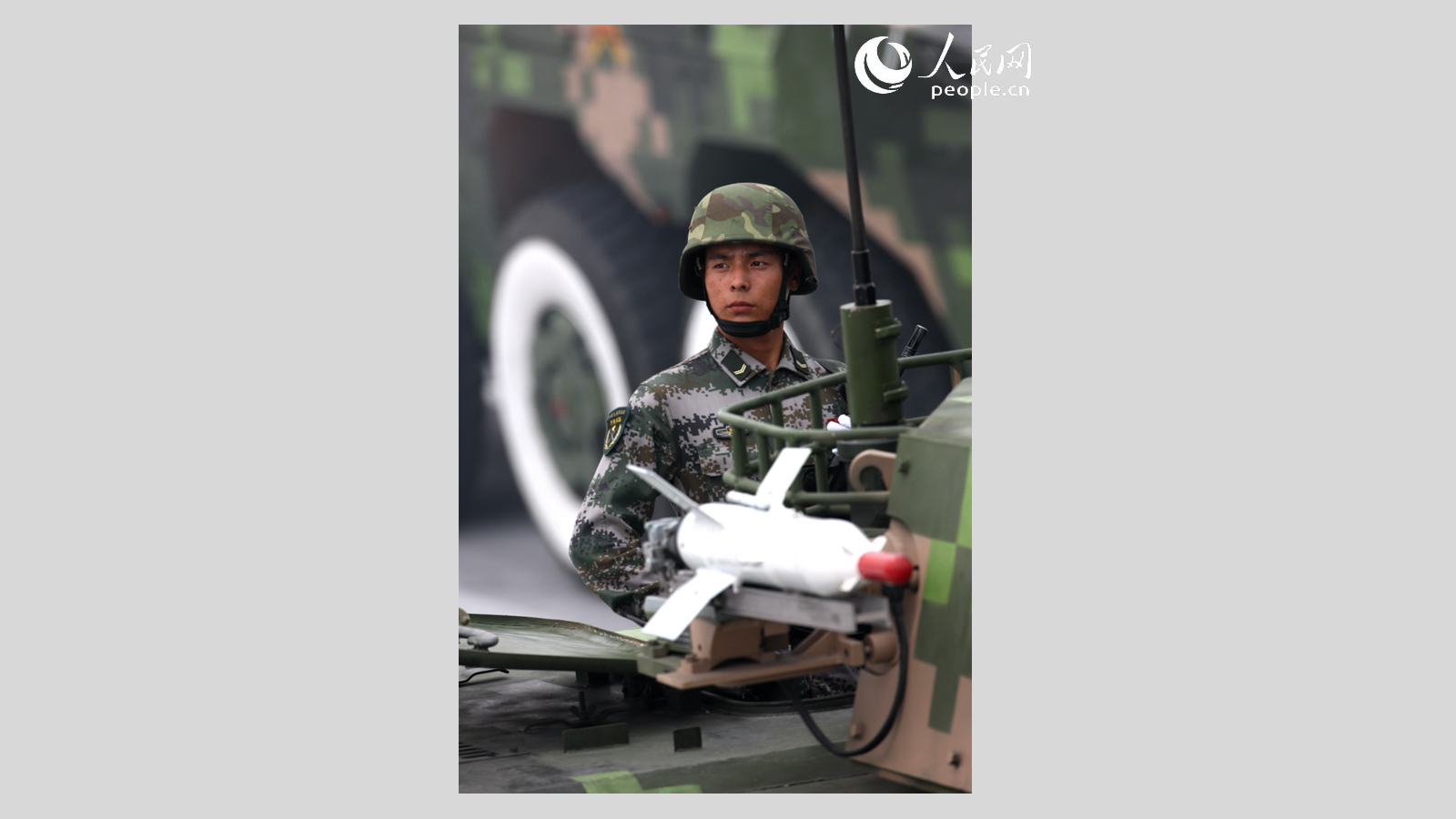 2009年国庆阅兵，轮式步战车方队装备着反坦克导弹。 乔天富摄