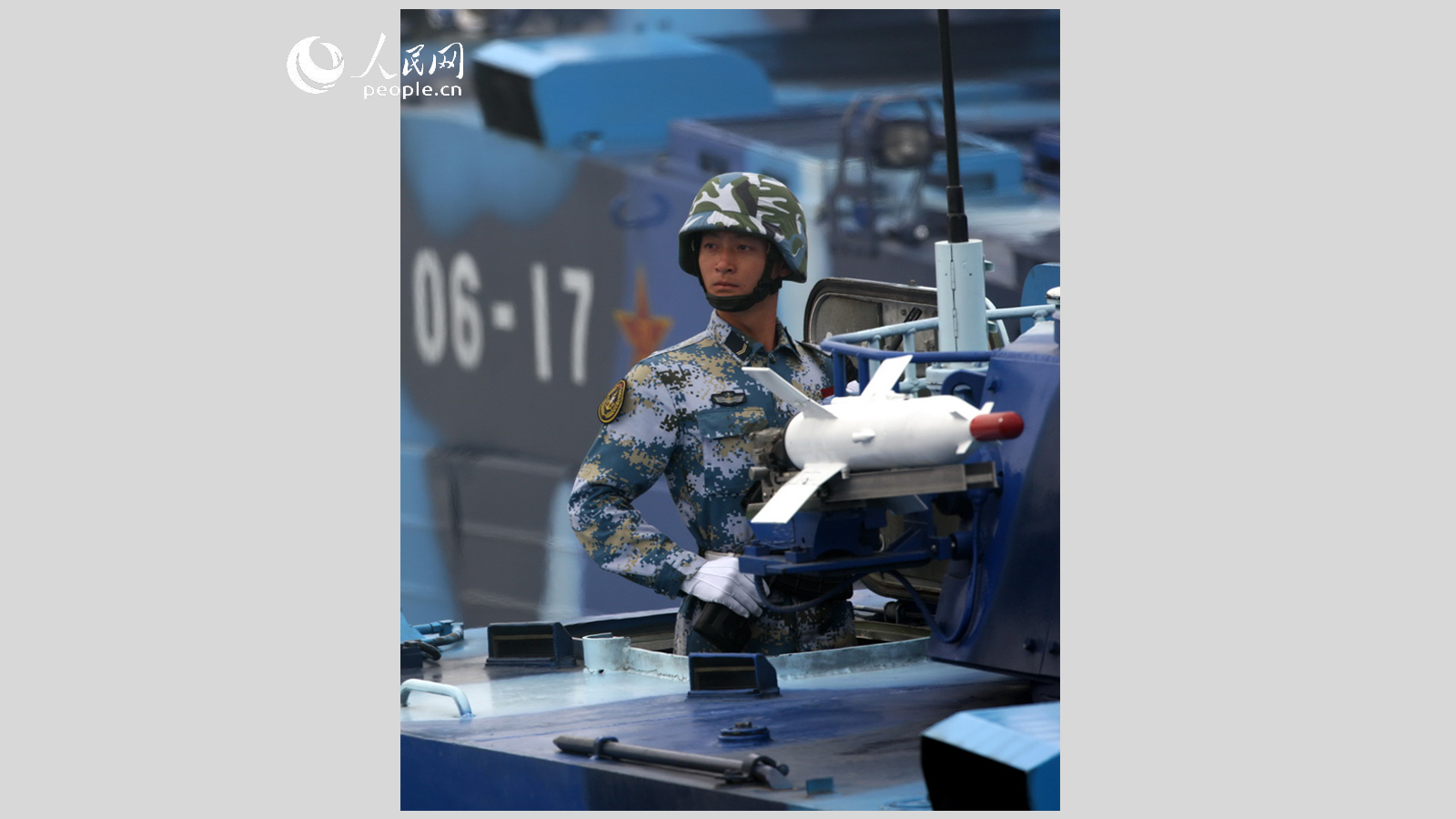 2009年国庆阅兵，陆战队战车方队装备着反坦克导弹。 乔天富摄