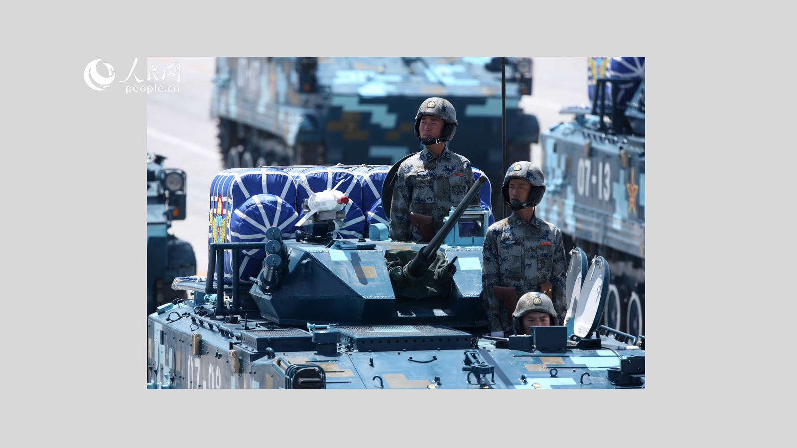  2009年国庆阅兵，空降兵战车方队装备着反坦克导弹。 乔天富摄