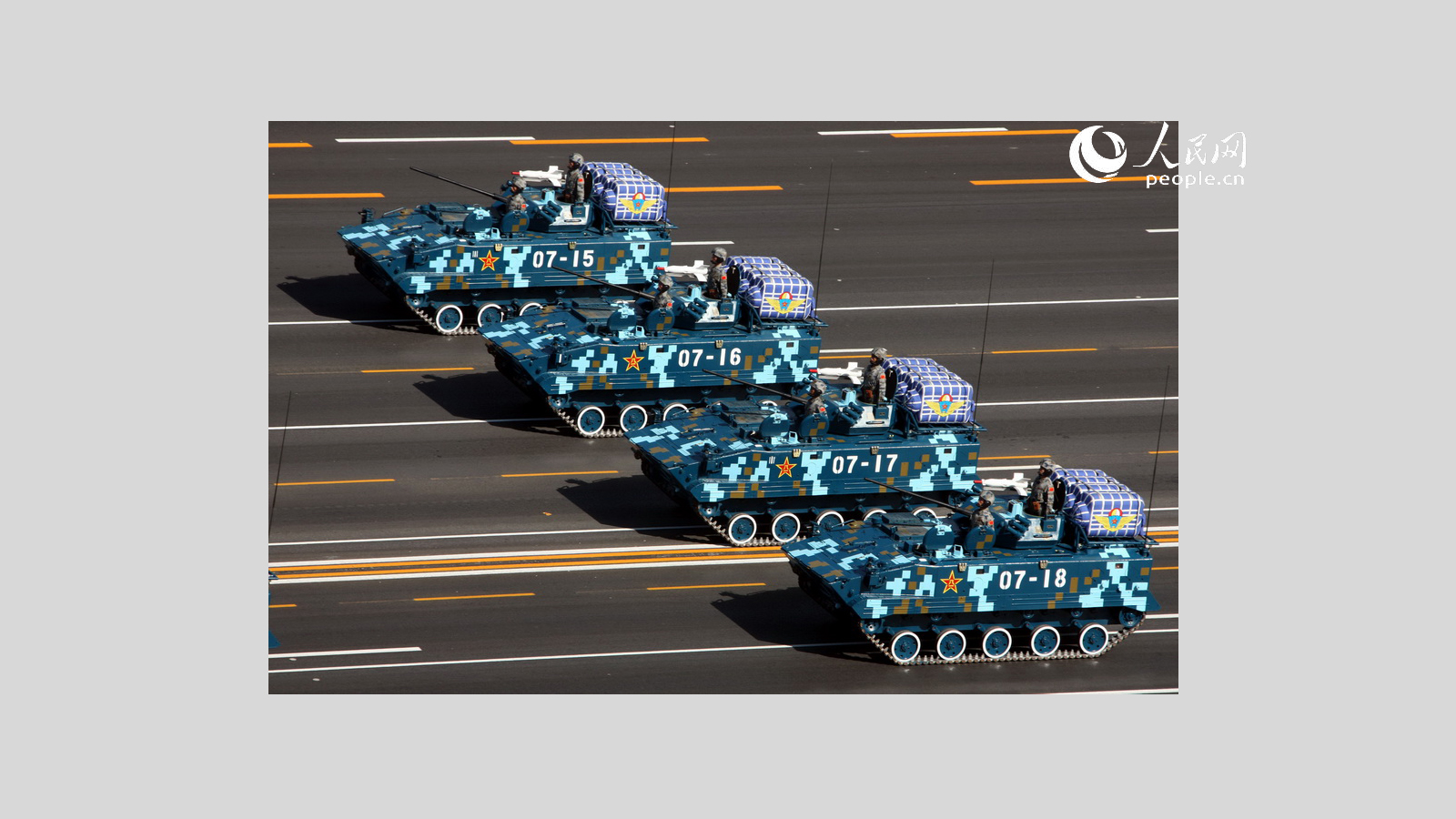 2009年国庆阅兵，空降兵战车方队装备着反坦克导弹。 乔天富摄