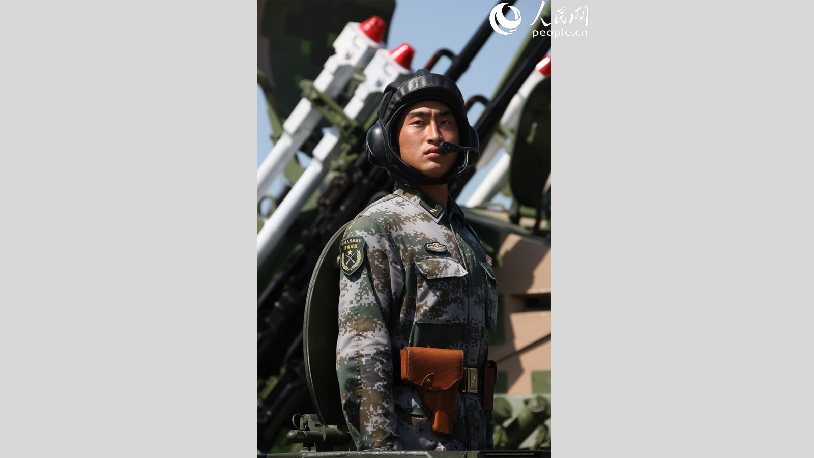 2009年国庆阅兵，履带自行高炮方队装备着便携式防空导弹。 乔天富摄