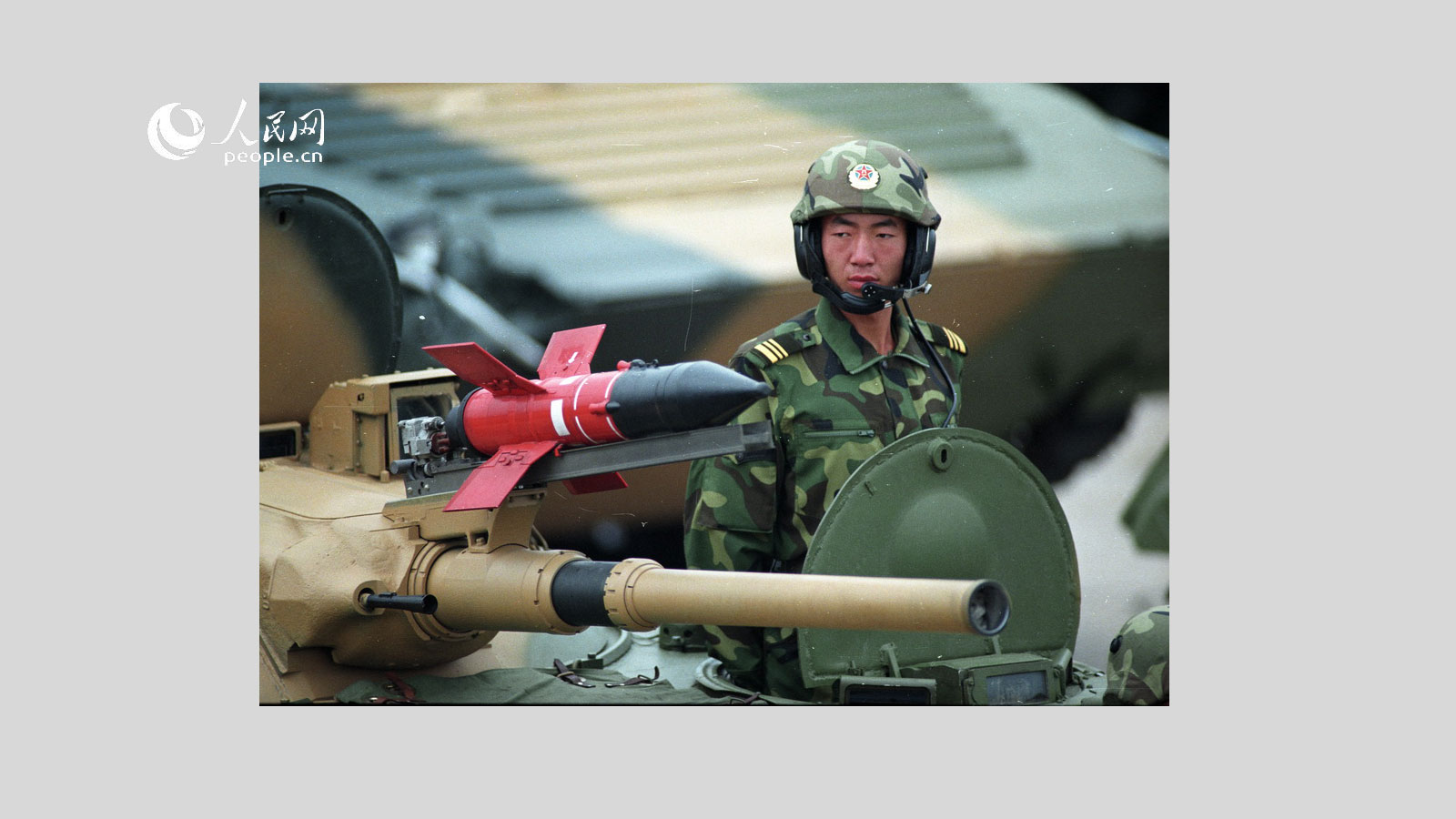 1999年国庆阅兵，履带式步战车装备着红箭-73反坦克导弹。乔天富摄