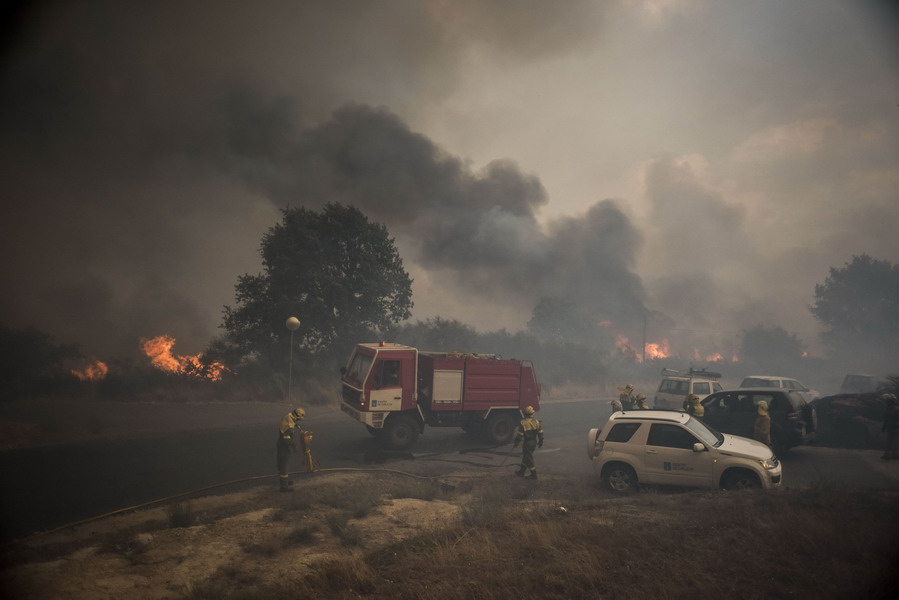 8月30日，消防员在西班牙夸莱德罗镇救火。