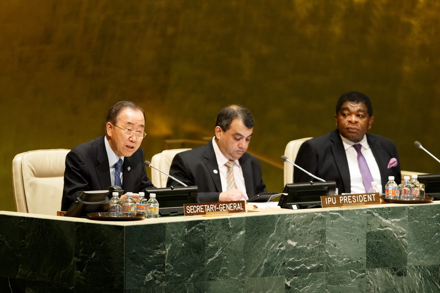 8月31日，联合国秘书长潘基文（左）在纽约联合国总部出席世界议长大会。