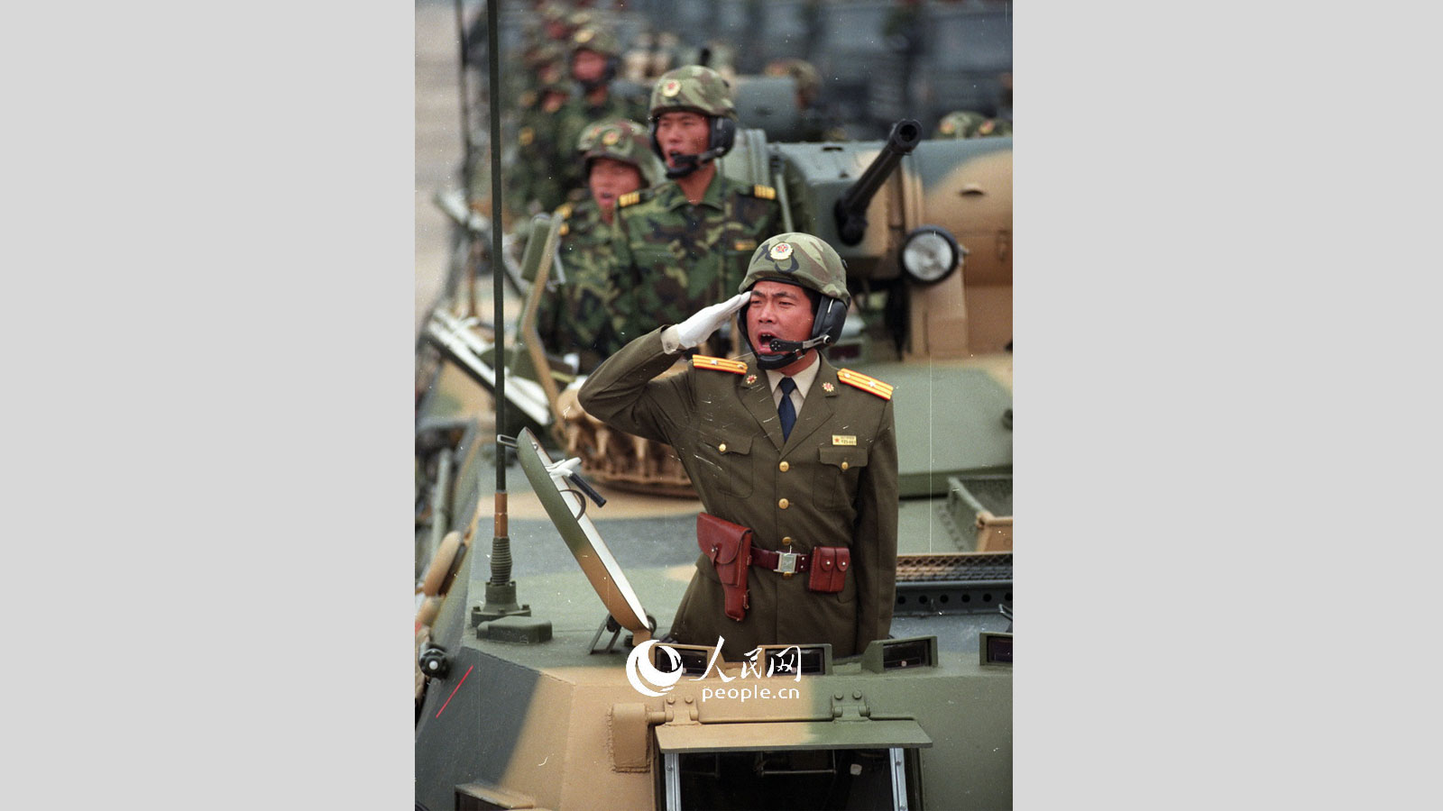 1999�����50�����ı��е���ʽװ�׳����ӡ����츻��