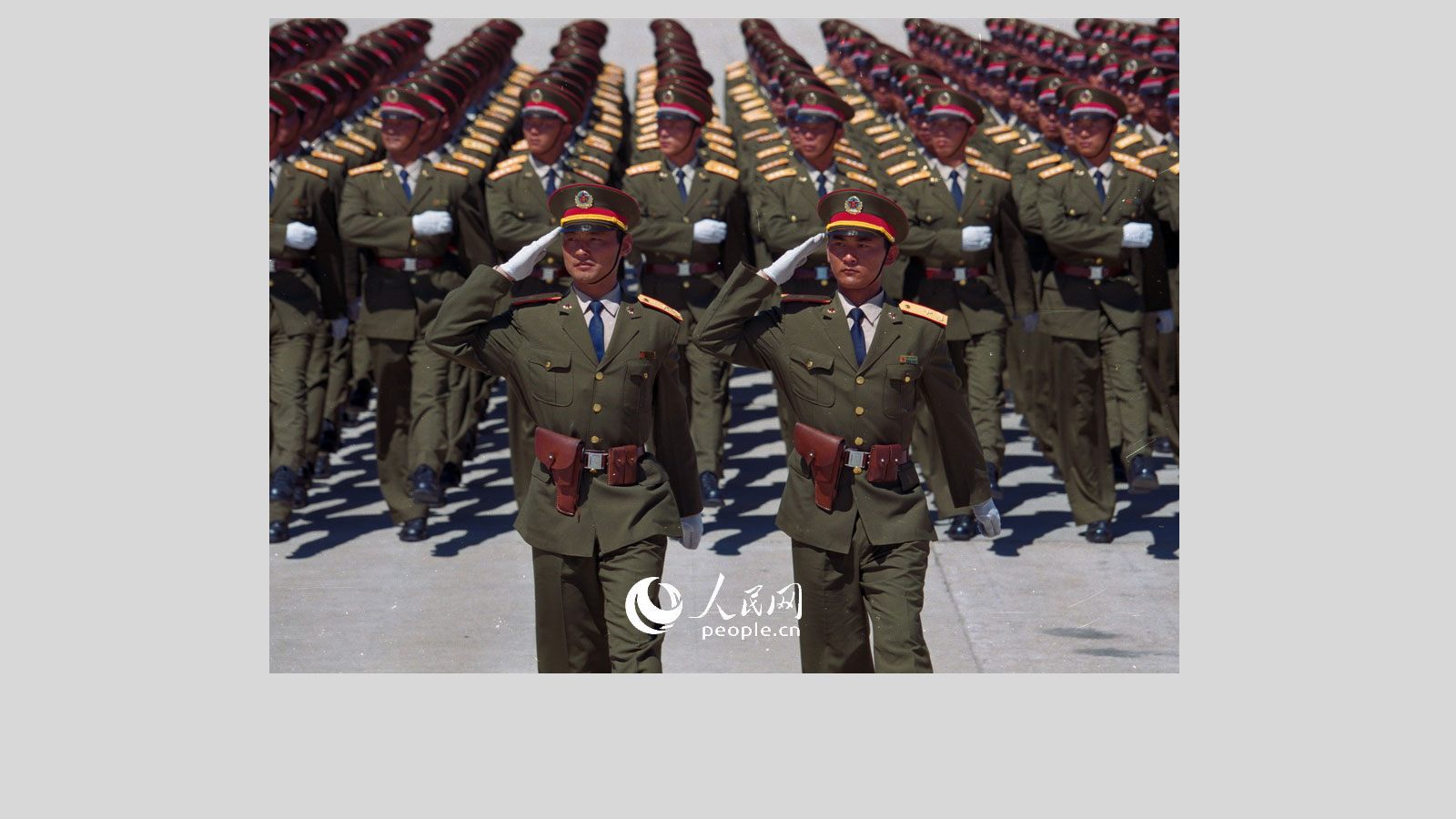   1999�����50�����ı��еĹ�����ѧ���ӡ����츻��