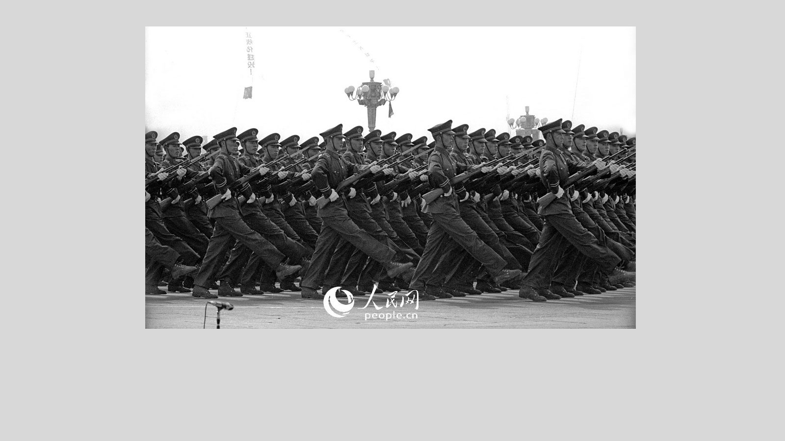  1984�����35�����ı��У��״γ�����װ���췽�ӡ����츻��