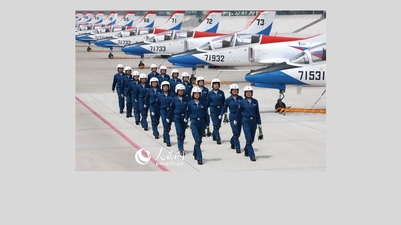  2009�����60�����ı���Ӣ���ˬ��Ů�Ӽ߽̻��ݶӵ�Ů����Ա��  ���츻��
