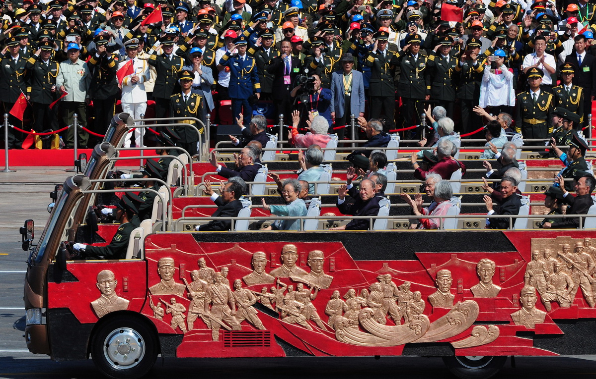 ��ս�ϱ��˳����Ӿ����찲�Ź㳡�����ǹ��͹����������״���֯��ս�ϱ���Ӣ�Ҽ�����֧ǰģ�����ġ��й�Ů��Ӱ��Э�� ����/��Ӱ