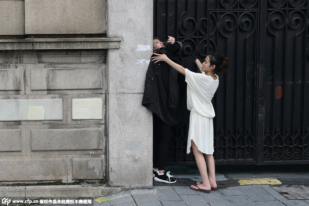 杭州：网店模特一天街拍200套 为省时当街换装【7】