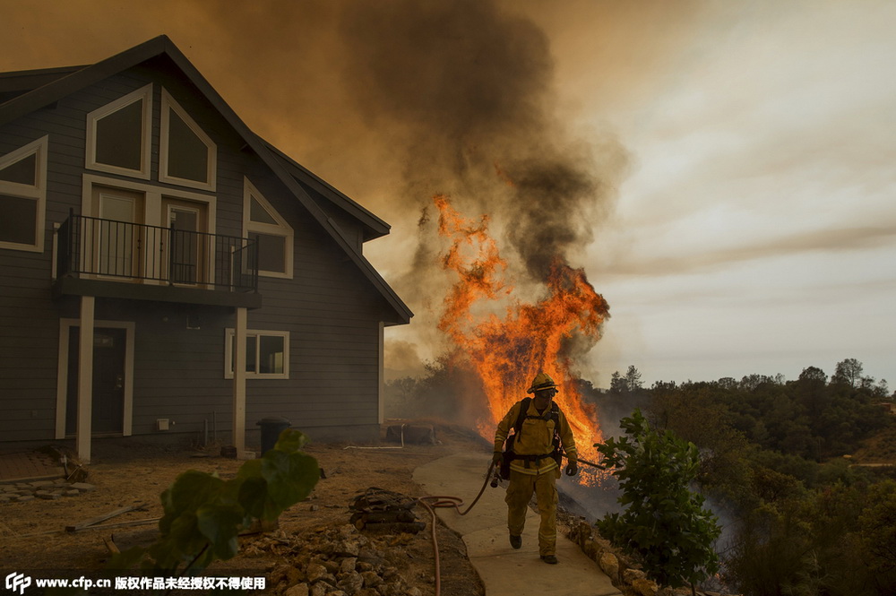 美国加州山火肆虐 吞噬3.2万英亩土地