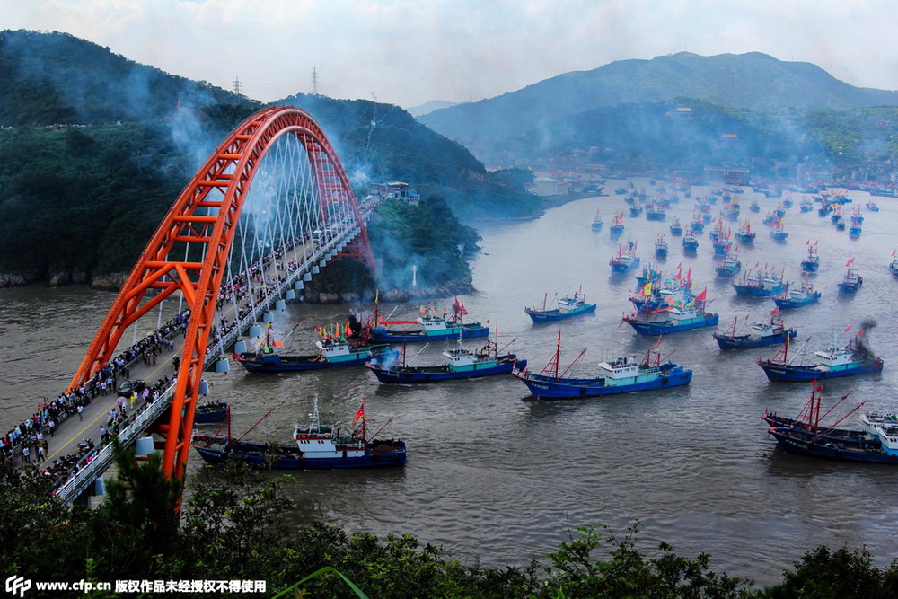 浙江象山石浦港"千舟竞发"出海开渔 场面壮观