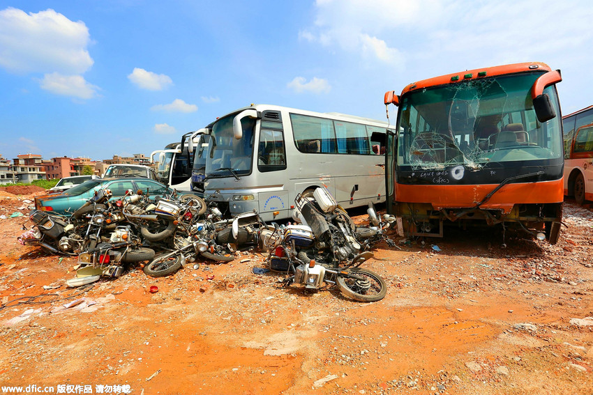 广州现"公交车坟场" 附近村民称多数属事故车