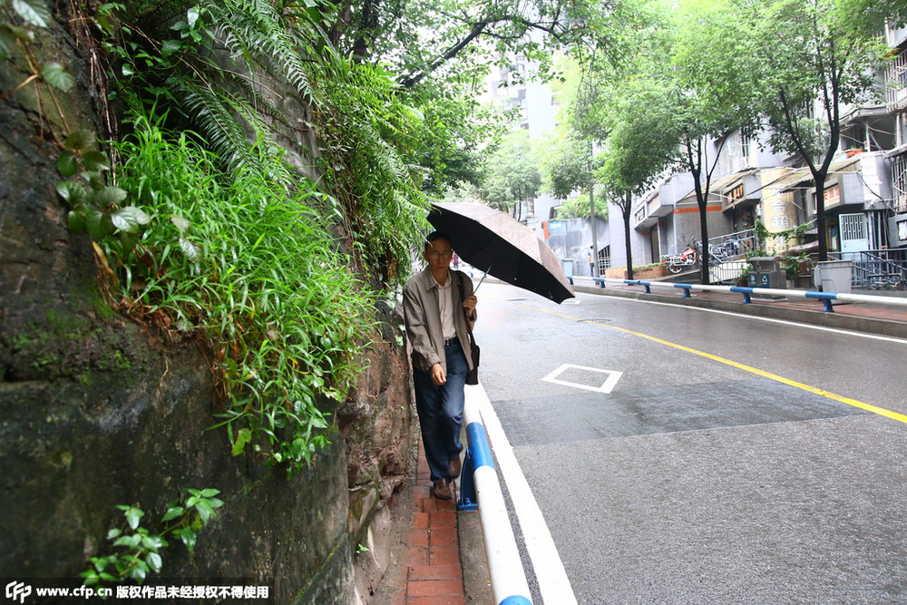 重庆又现最窄人行道 最窄处仅20厘米
