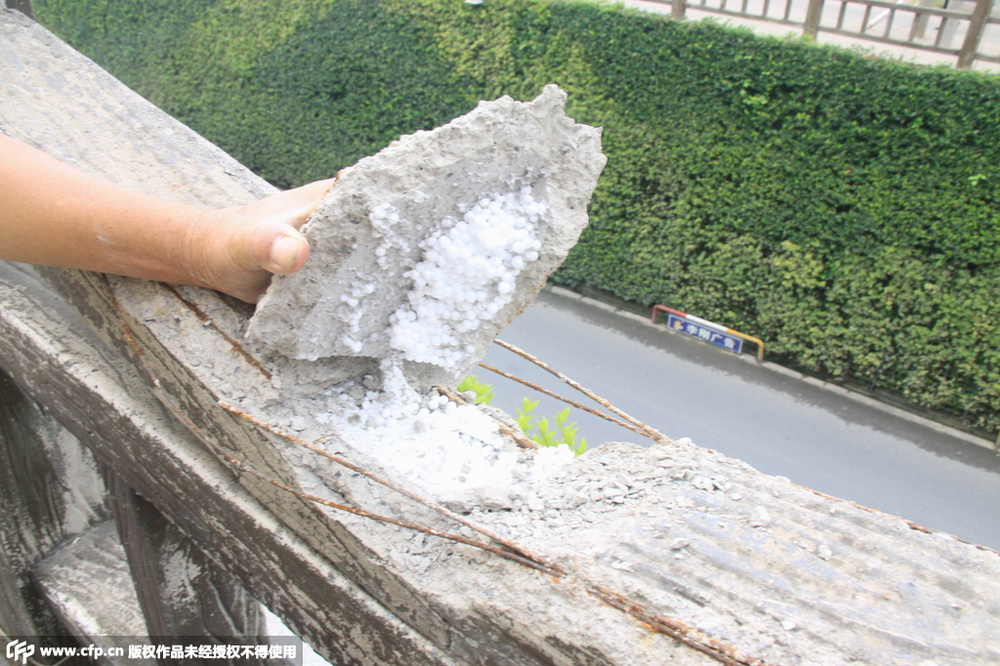 2015年9月18日，江西瑞昌，湓城路铁路桥涵洞路段水泥护栏多处出现断裂，市民发现栏杆内填充了泡沫。魏东升/CFP