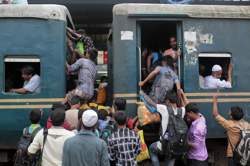 孟加拉国人搭火车返乡庆祝宰牲节 开挂景象再