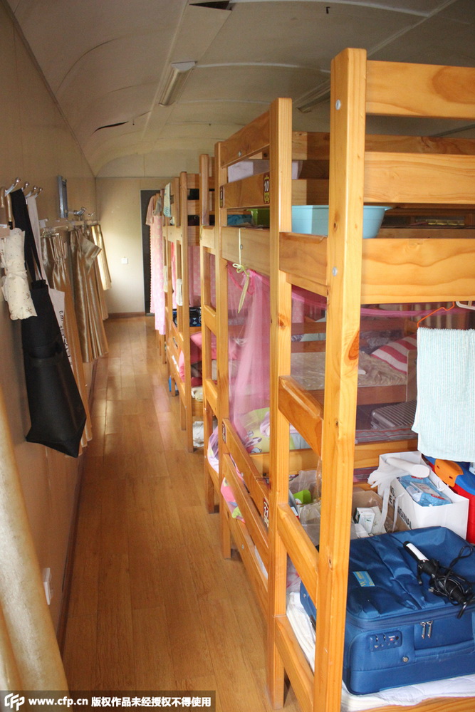 2015年9月23日，河南省郑州市，四禾美术培训学校将十多截废弃的绿皮火车车厢装修后做为学生宿舍，每个宿舍有4名学生。每个宿舍还都配有独立的卫生间、热水器和空调。谭西敏/CFP