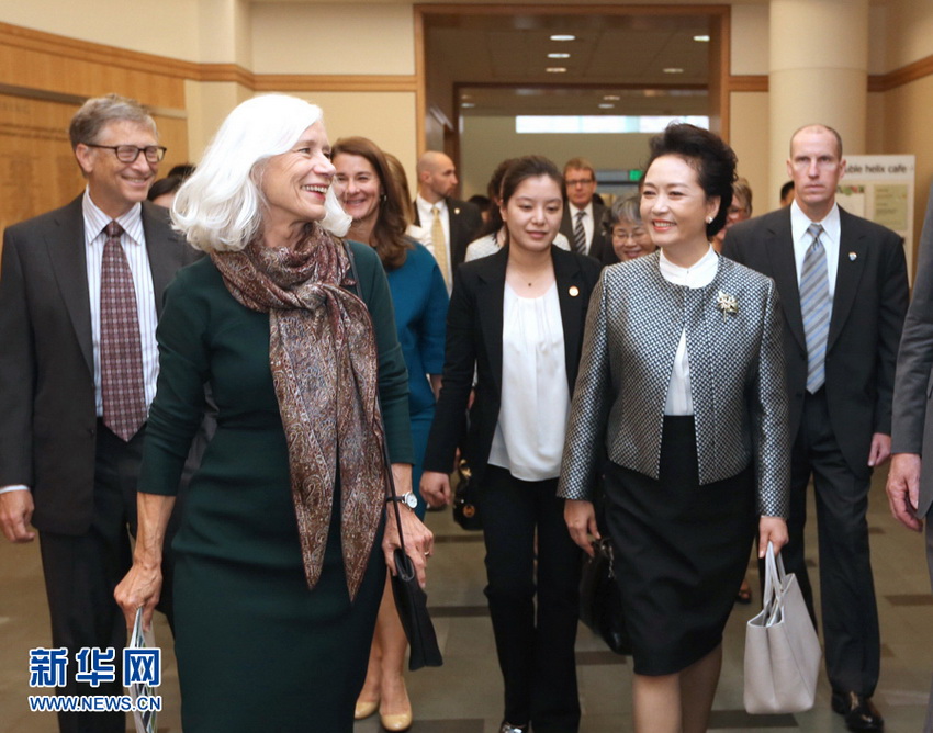 当地时间9月23日，国家主席习近平夫人彭丽媛在西雅图参观专门从事癌症及致命传染病研究的福瑞德·哈金森研究中心。 新华社记者马占成摄