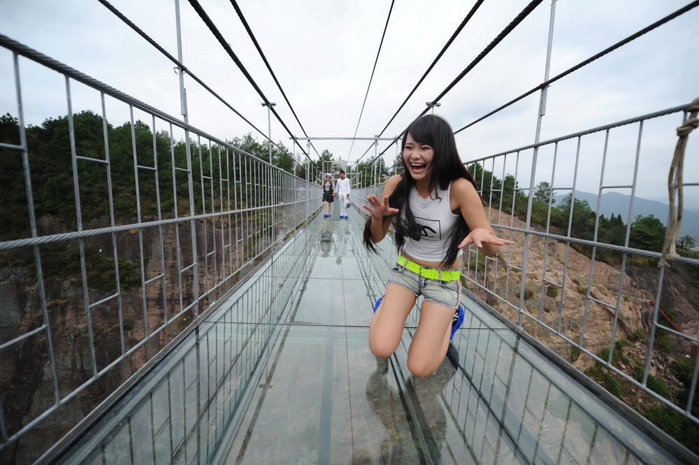 2015年9月24日，几位游客在吊桥上吓得不敢移动。/东方IC 