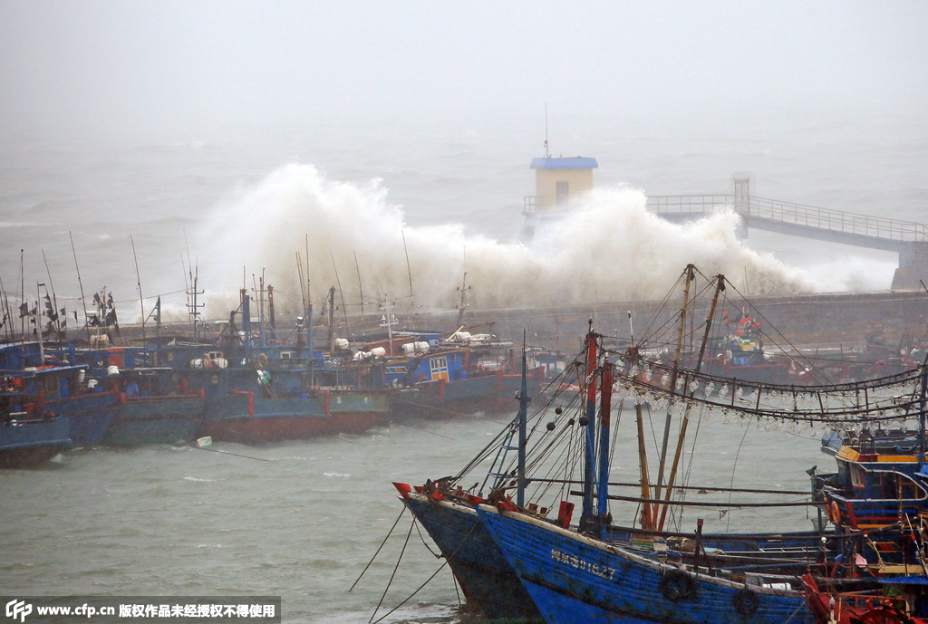 福建泉州:台风杜鹃登陆掀巨浪