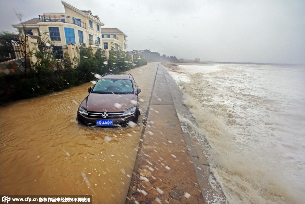 福建泉州:台风杜鹃登陆掀巨浪