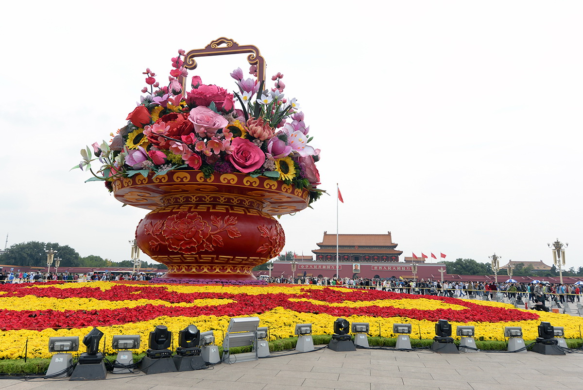 北京天安门广场“祝福祖国”大型花坛装点一新，迎新中国66周年华诞。人民网翁奇羽/摄影