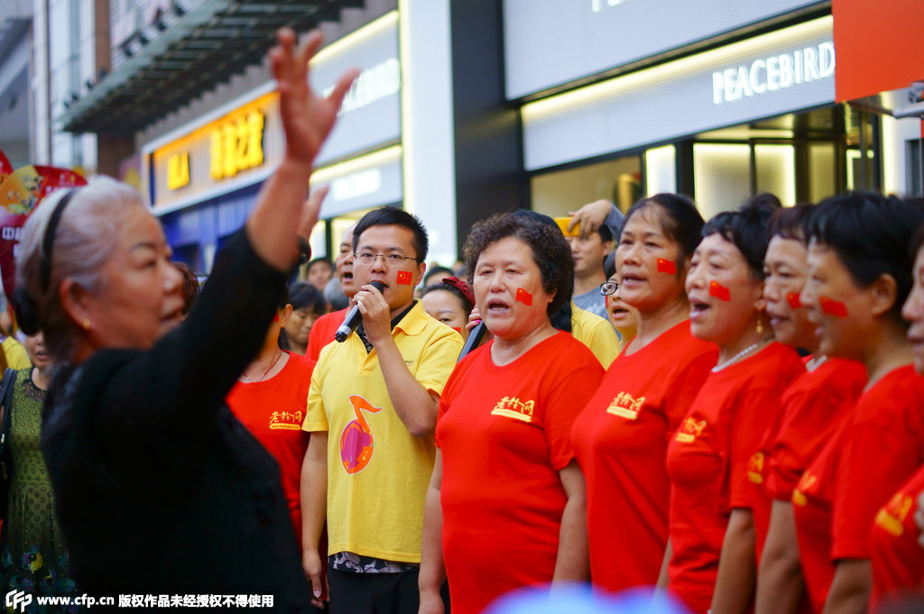 湖北宜昌迎国庆街头上演红歌红舞快闪，迎新中国66周年华诞。