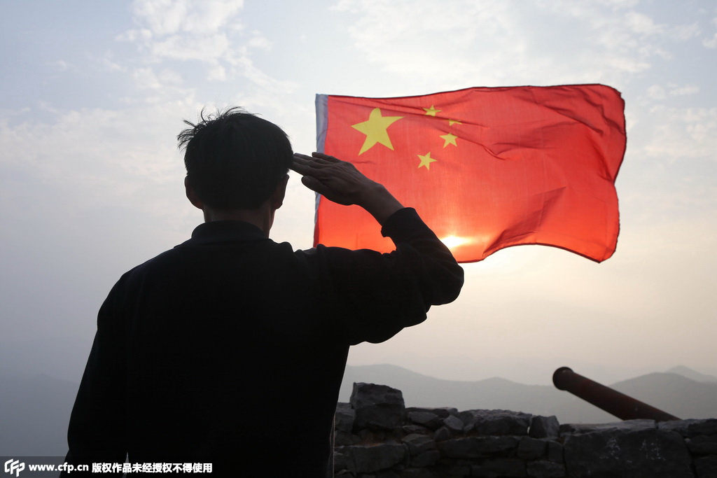 河南深山绝壁古长城悬挂66面国旗，迎新中国66周年华诞。